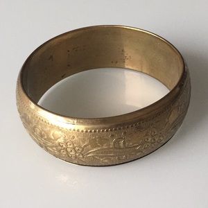Gold bracelet w/ floral design